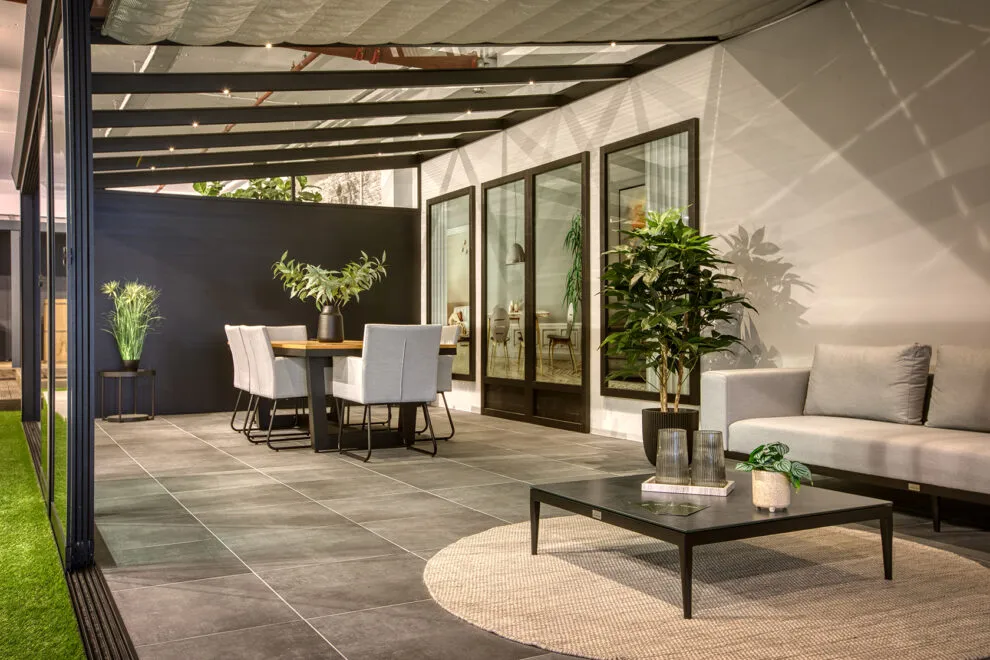 Sitzgruppe unter einer Überdachung im ForaVida Showroom in Venlo