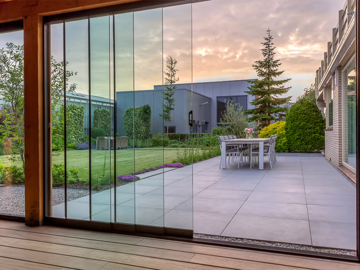 Glasschiebewand für breite Überdachung