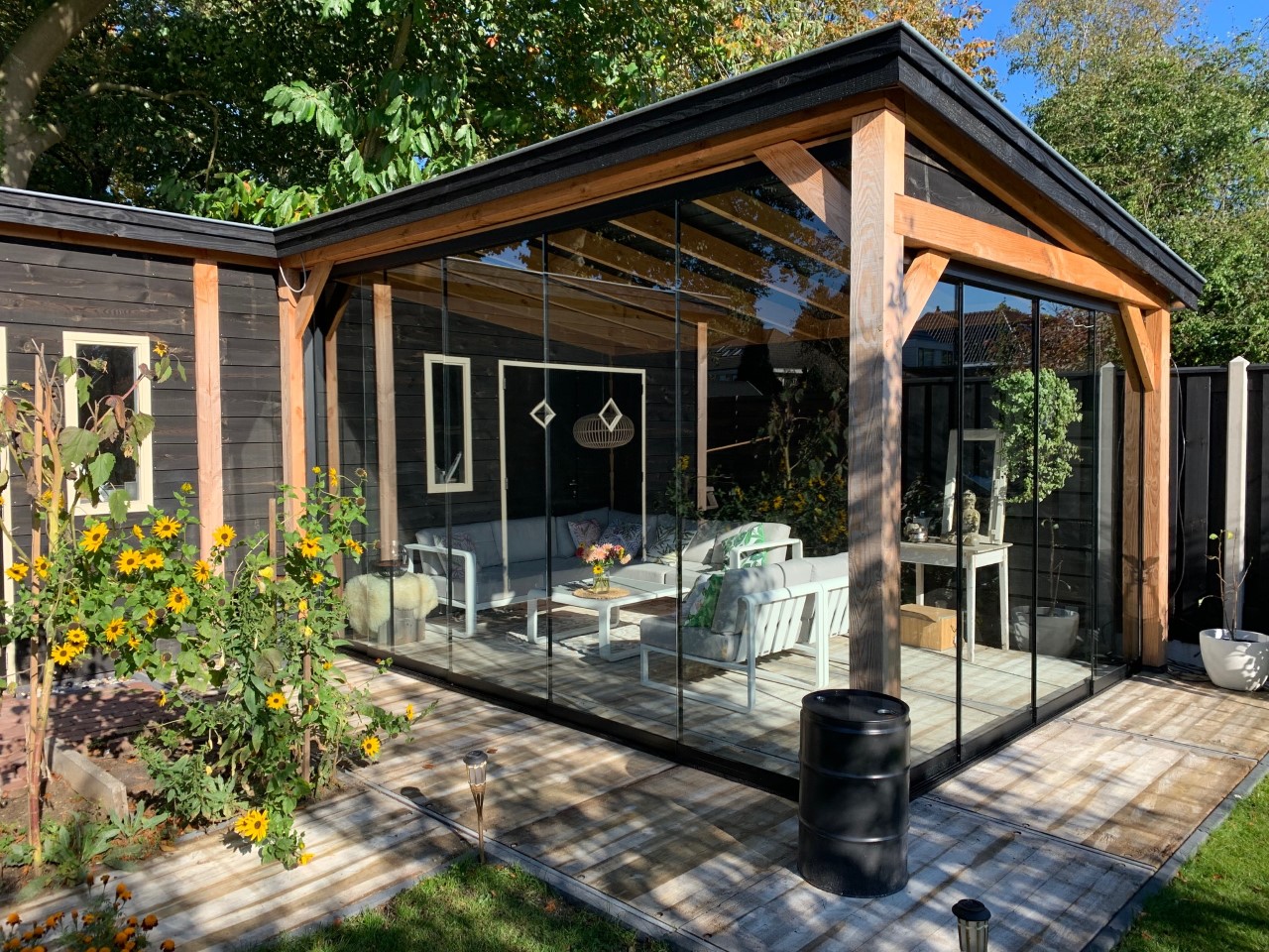 Schwarze Glasschiebewände