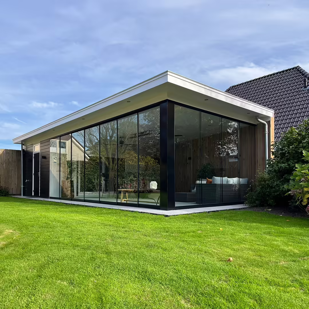 Gartenzimmer am Haus mit Aluminiumrahmen und Glasschiebewänden direkt an der Fassade