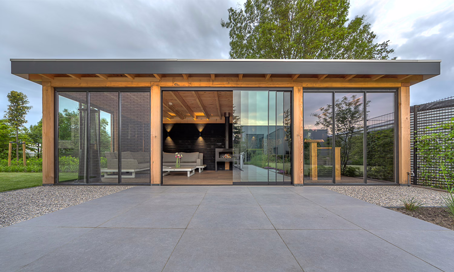 Aluminium-Pergola mit Glasschiebewand an der Seite