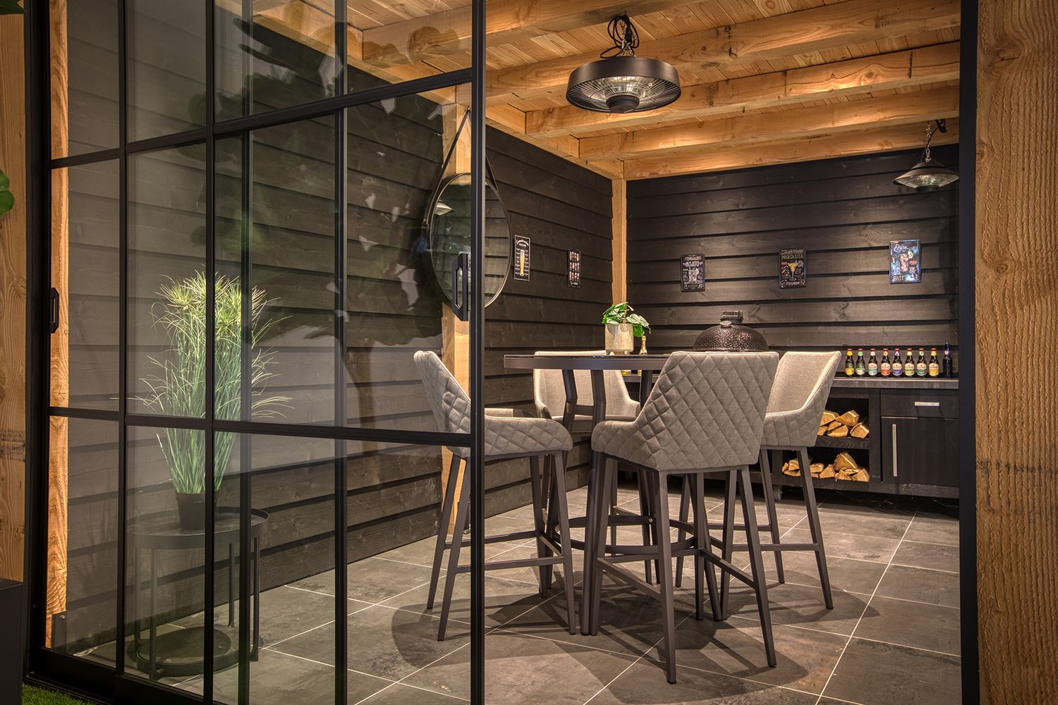 Aluminium-Überdachung am Haus mit Glasschiebewänden und Steellook-Akzenten