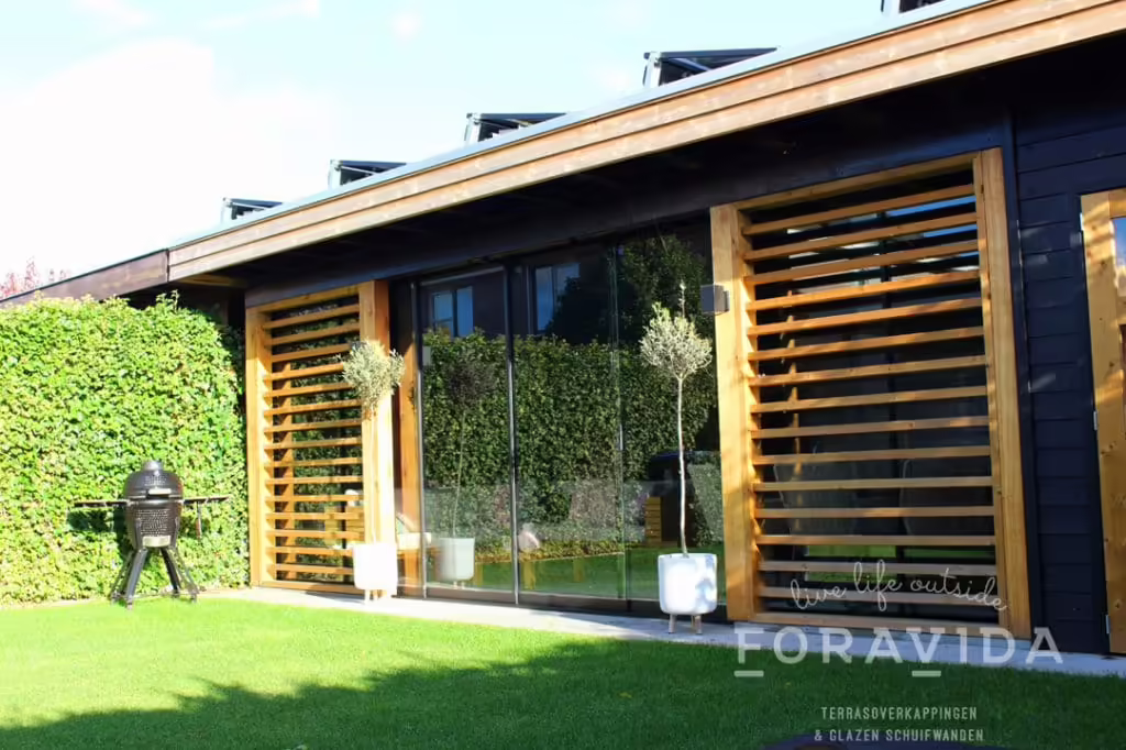 Wintergarten im Sommer mit offenen Schiebewänden
