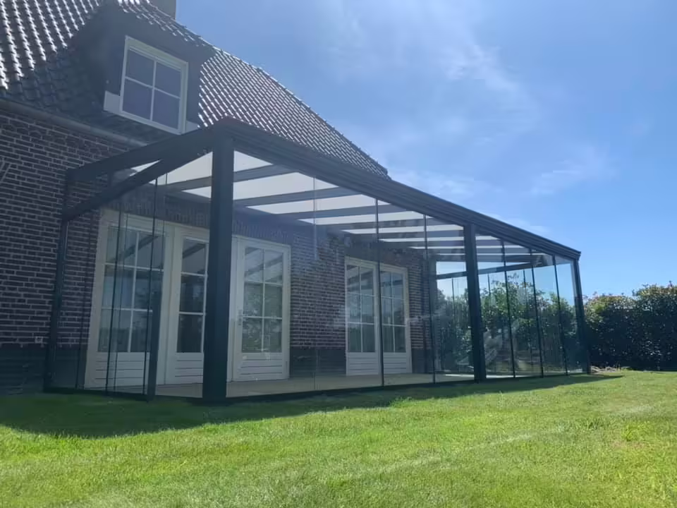 Gartenzimmer aus Glas mit Aluminiumrahmen