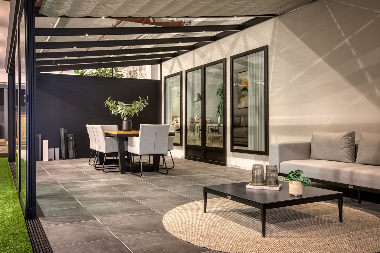 Aluminium-Terrassenüberdachung ForaVida im Showroom Venlo