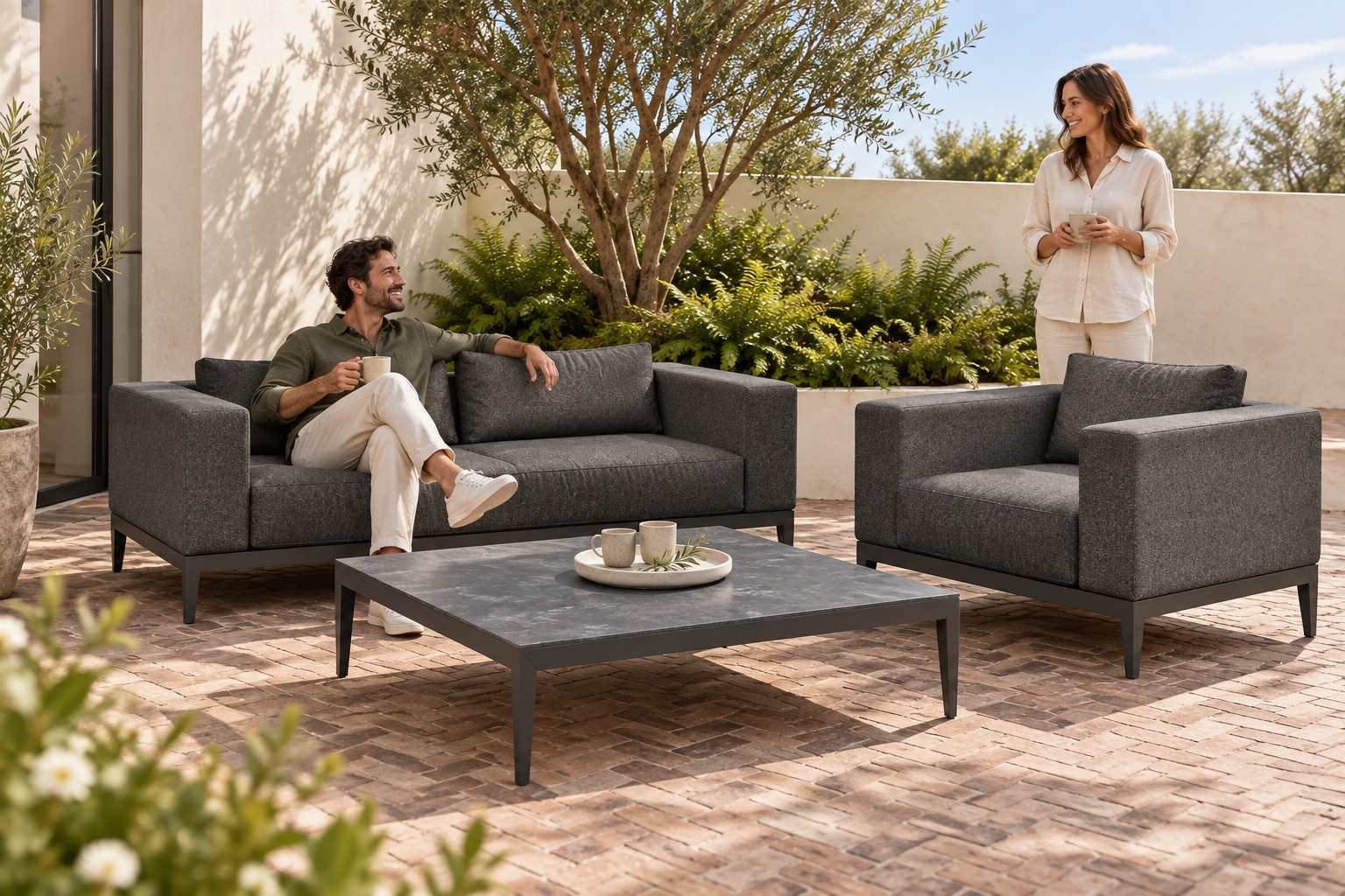 Embrace 2-Sitzer, Loungesessel und Couchtisch im Innenhof