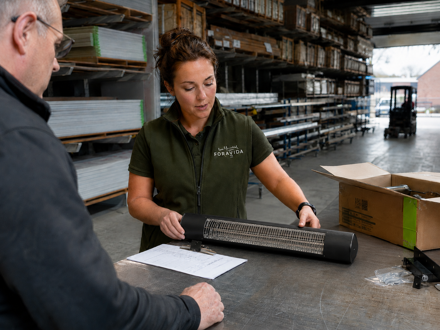 Aluminium-Terrassenüberdachung von ForaVida mit anthrazitfarbener Profilbeschichtung im Showroom in Venlo