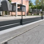 Glasschiebewand Anthrazit – Detail der Bodenschiene und Endkappe