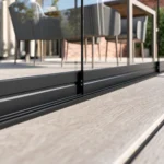 Glasschiebewand Mattschwarz – Detail der Bodenschiene und Endkappe