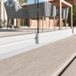 Glasschiebewand Mattweiß – Detail der Bodenschiene und Endkappe