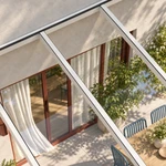 Terrassenüberdachung Plus 4,03 x 2,5 Meter Mattweiß Klarglas moderne Rinne – Glasdetail