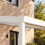 Terrassenüberdachung Plus 4,03 x 3 Meter Mattweiß Klarglas moderne Rinne – Rinnendetail