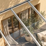 Terrassenüberdachung Plus 5 x 2,5 Meter Mattweiß Klarglas moderne Rinne – Glasdetail