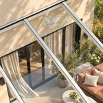 Terrassenüberdachung Plus 5,03 x 4 Meter Mattweiß Klarglas moderne Rinne – Glasdetail