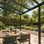 Terrassenüberdachung Plus 6 x 3 Meter Mattschwarz klares Glas moderne Rinne – Unteransicht