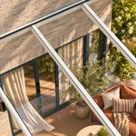 Terrassenüberdachung Plus 6,03 x 3,5 Meter Mattweiß Klarglas moderne Rinne – Glasdetail