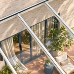 Terrassenüberdachung Plus 7,03 x 2,5 Meter Mattweiß Klarglas moderne Rinne – Glasdetail