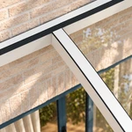 Terrassenüberdachung Plus 7,03 x 2,5 Meter Mattweiß Klarglas moderne Rinne – Verbindungsdetail