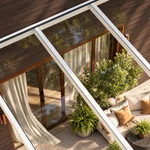 Terrassenüberdachung Plus 7,03 x 3,0 Meter Mattweiß Klarglas moderne Rinne – Glasdetail