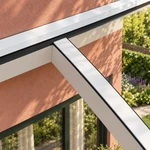 Terrassenüberdachung Plus 9,03 x 3,5 Meter Matt weiß Klarglas moderne Rinne – Verbindungsdetail
