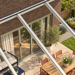 Terrassenüberdachung Plus 9,03 x 4,0 Meter Matt weiß Klarglas moderne Rinne – Glasdetail