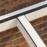 Terrassenüberdachung Plus 9,03 x 4,0 Meter Matt weiß Klarglas moderne Rinne – Verbindungsdetail