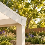 Terrassenüberdachung Plus 10,03 x 3,5 Meter Mattweiß Opal-Polycarbonat moderne Rinne – Eckdetail