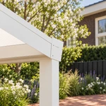 Terrassenüberdachung Plus 3,03 x 4 Meter Mattweiß Opal-Polycarbonat moderne Rinne – Rinnendetail