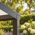 Detail der modernen Rinne und Eckverbindung – Anthrazit, Opal Polycarbonat