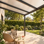 Terrassenüberdachung Plus 4 x 3 Meter Anthrazit Opal Polycarbonat moderne Rinne – Gartenblick mit Katze
