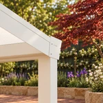 Terrassenüberdachung Plus 5,03 x 3,5 Meter Mattweiß Opal-Polycarbonat moderne Rinne – Eckdetail
