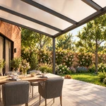 Terrassenüberdachung Plus 6 x 3 Meter Anthrazit Opal Polycarbonat moderne Rinne – Gartenblick mit Katze