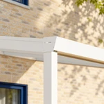 Terrassenüberdachung Plus 8,03 x 4,0 Meter Mattweiß Opal-Polycarbonat moderne Rinne – Rinnendetail