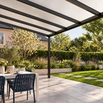 Terrassenüberdachung Plus 9 x 4 Meter Mattschwarz opales Polycarbonat moderne Rinne – Unteransicht