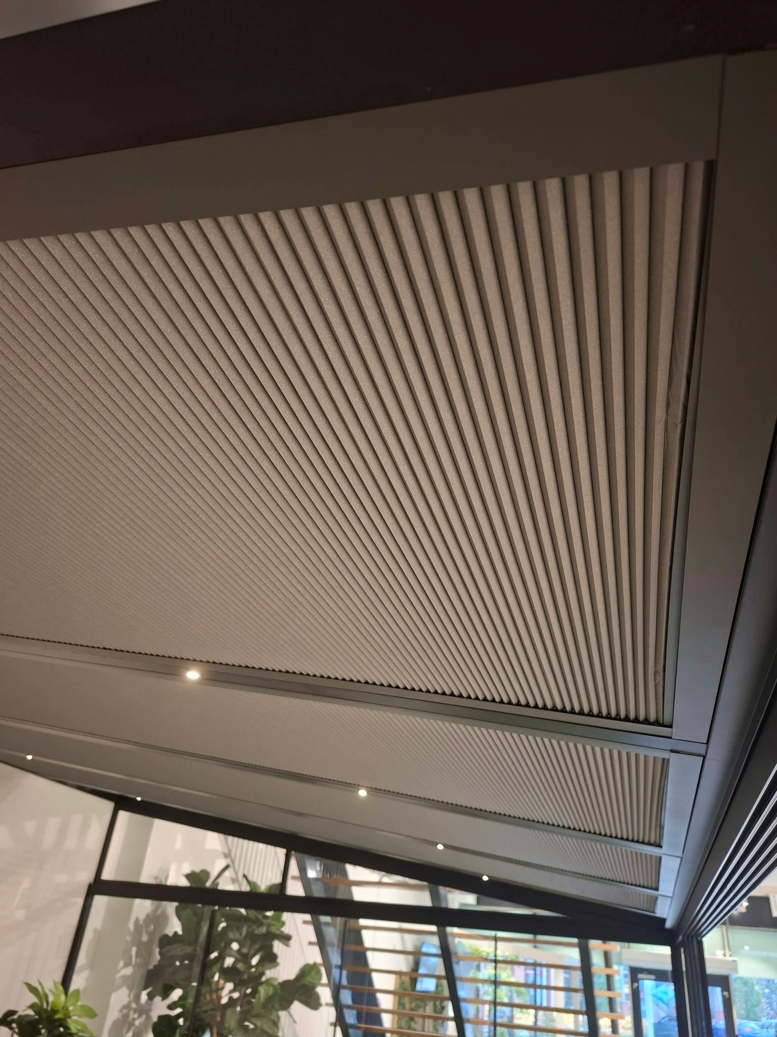 Was hilft gegen flatternden Sonnenschutz bei Wind?